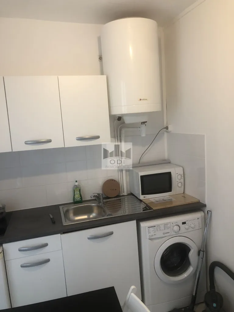Cuisine - Studio Meublé dans Immeuble Ancien à Paris