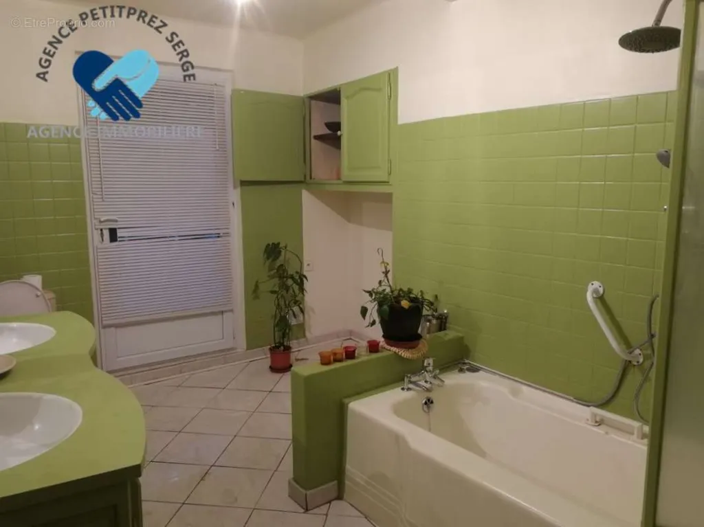 Salles de bain - Boulangerie-Pâtisserie avec Logement à Lagrace-Dieu