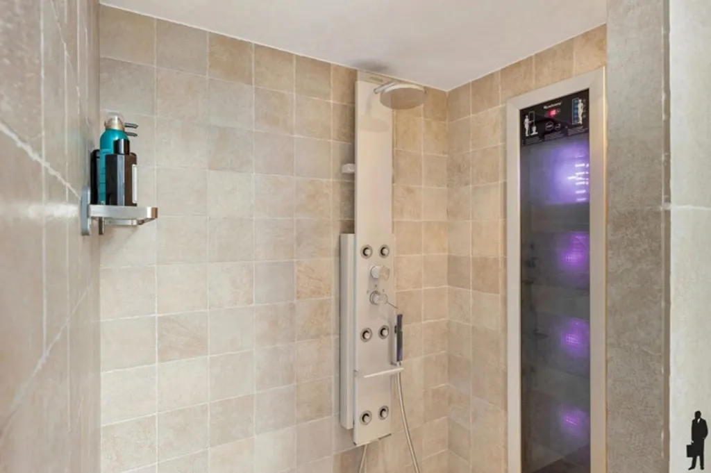 Salles de bain - Villa Luxueuse avec Vue sur les Champs à Kalmthout
