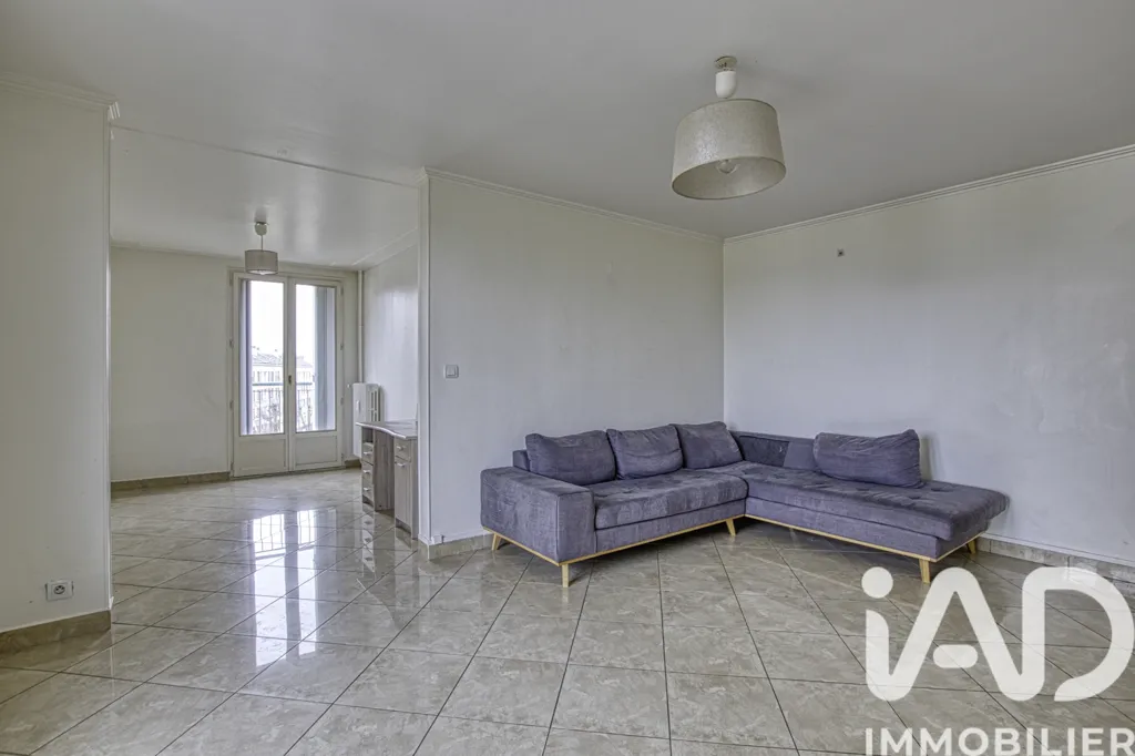 Elutuba - 5-Piece Apartment with Balcony in Compiègne