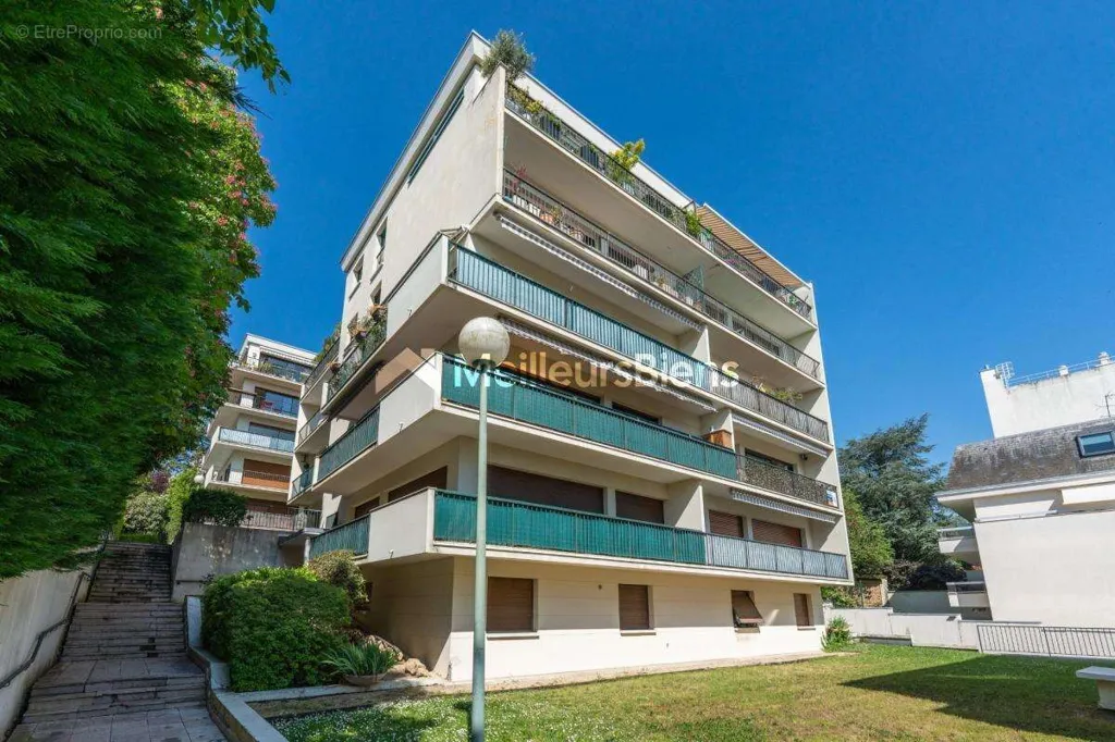 Esterno - Family Flat with Eiffel Tower View in Saint-Cloud