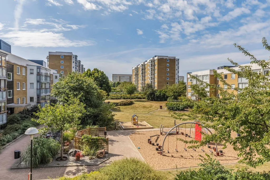 Aed - Two-Bedroom Apartment with Balcony in Södertorp