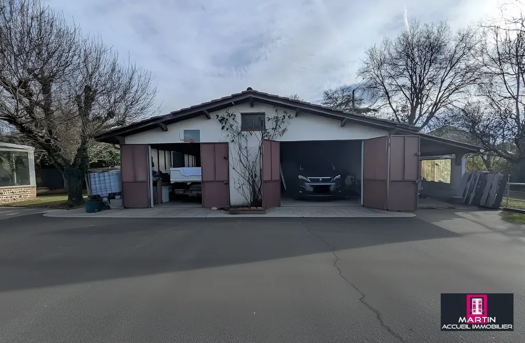 Garage - Maison avec Piscine et Jardin à Orientation Sud-Ouest