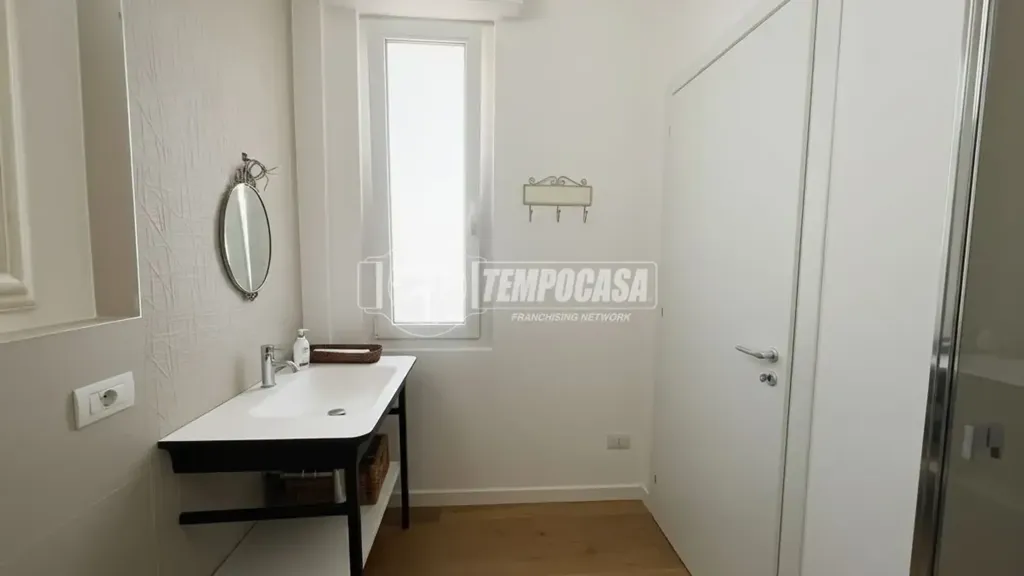 Vannitoad - Modernised Flat with Balcony in Monza Centre