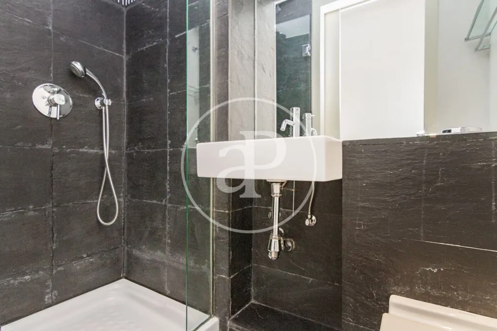 Bathrooms - Modern Apartment with Balcony Views in Madrid Centre