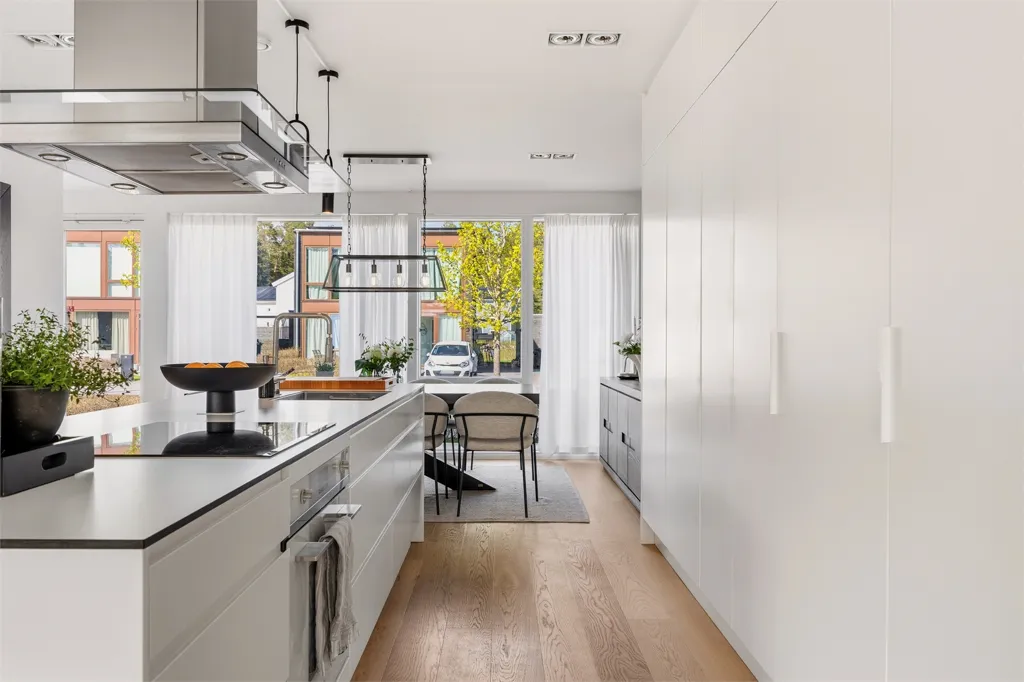 Köök - Modern Two-Storey Flat with Garden in Klinta