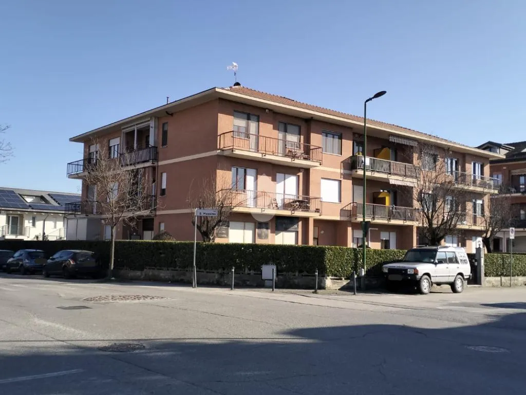 Välivaade - Three-Bedroom Flat with Balconies in Rivalta di Torino