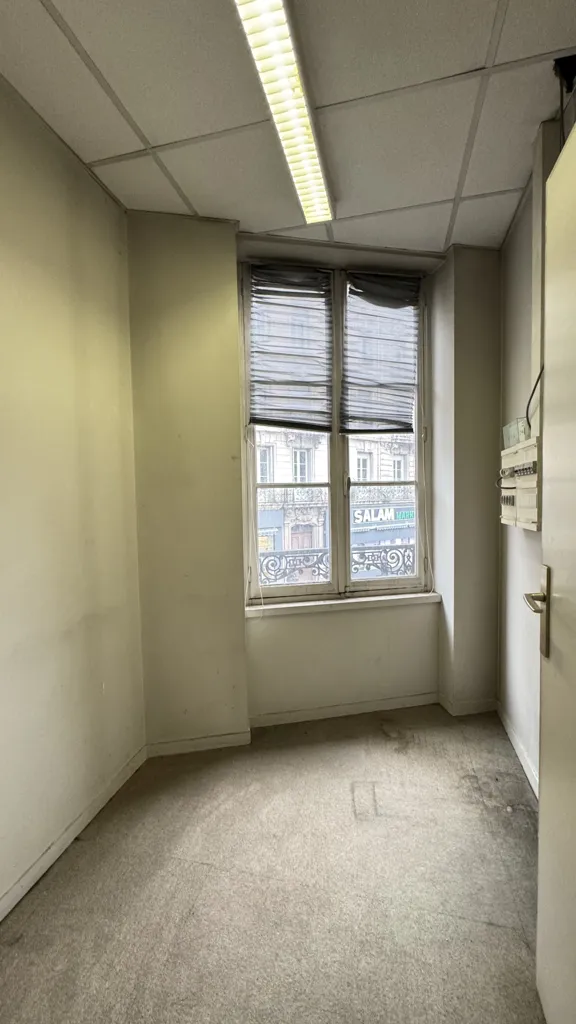 Bureau - Immeuble avec Surface Commerciale à Saint-Étienne