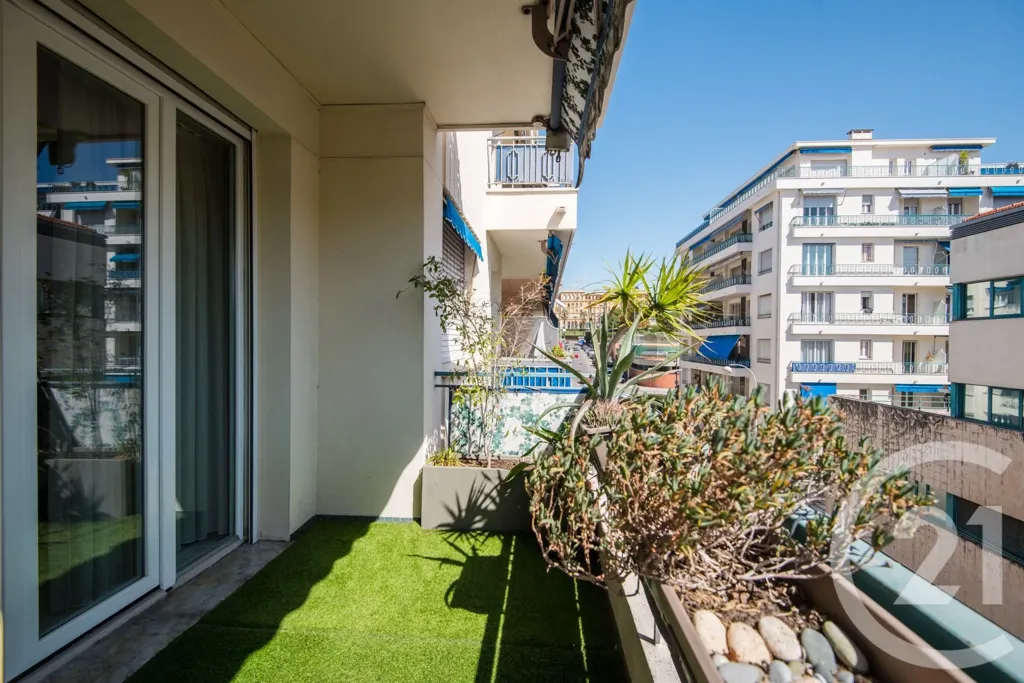 Rõdu - 4-Bedroom Apartment with Terrace in Nice
