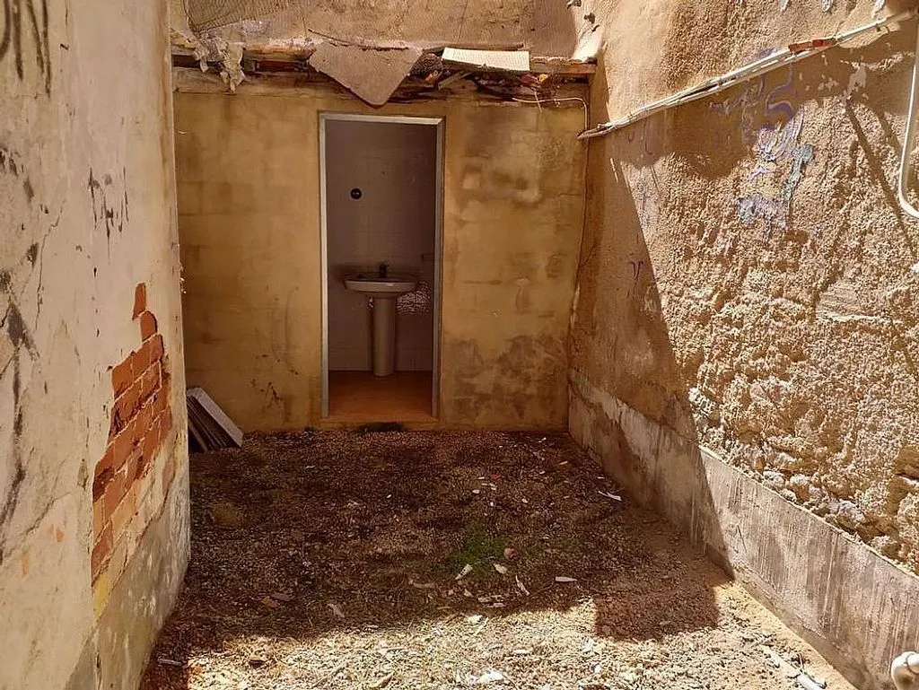 Vannitoad - 1-Bedroom House for Renovation in Elda