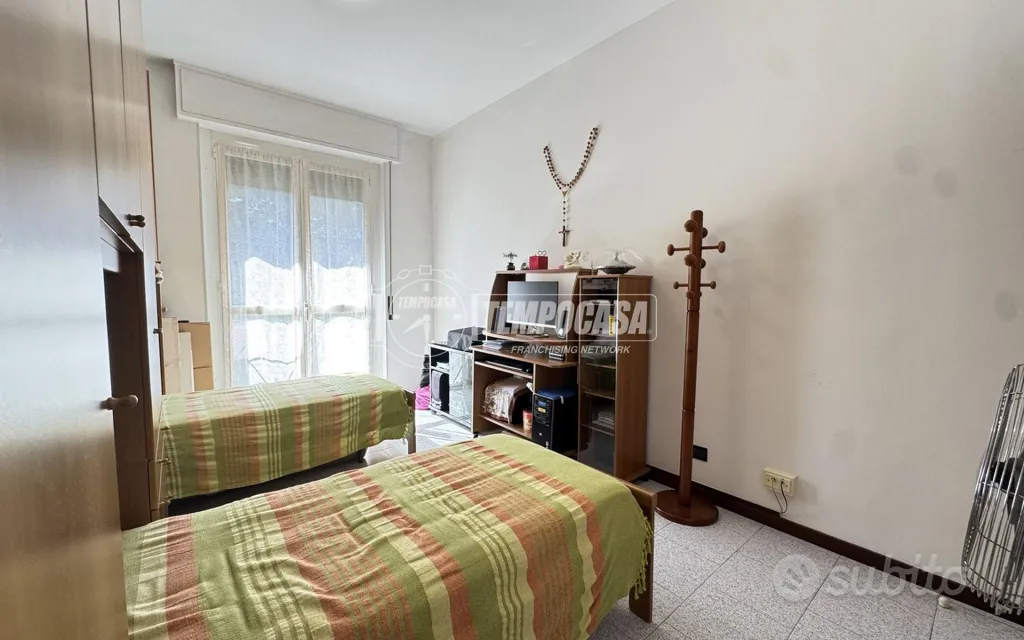 Chambres - Spacious 3-Bedroom with Balcony in Merate