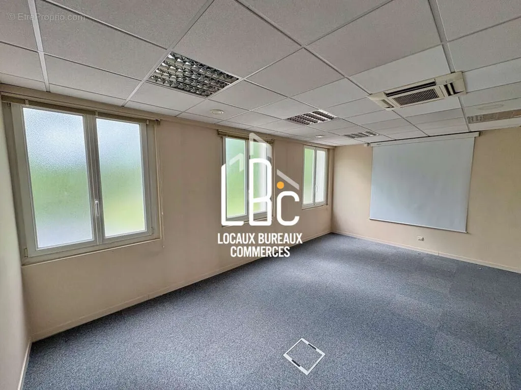 Office - Commercial Space with High Visibility in Nantes