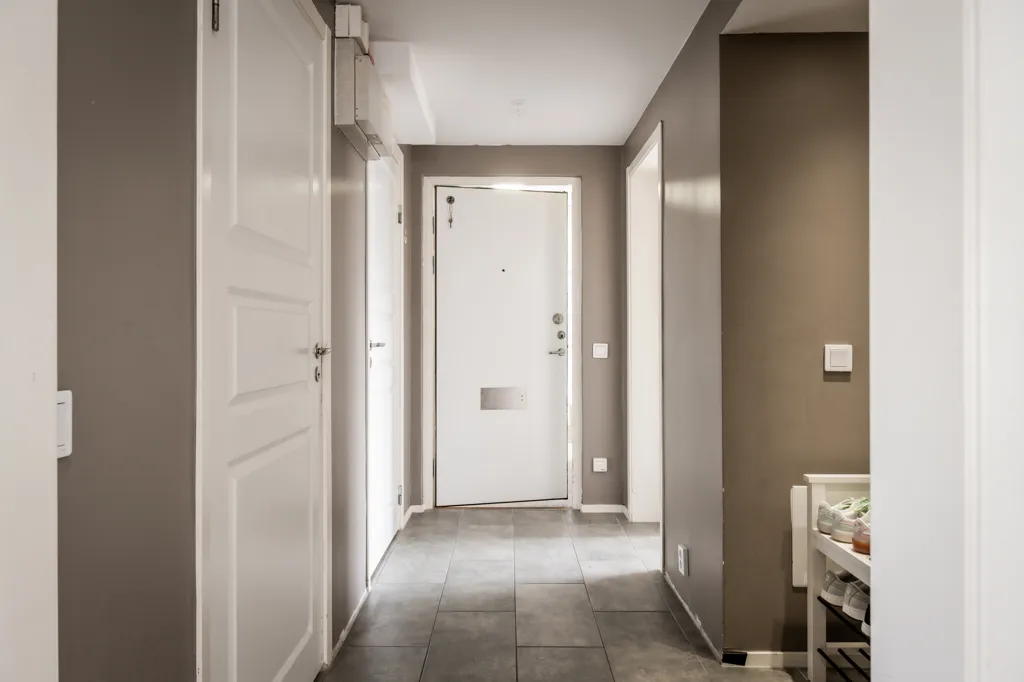 Entrée - Renovated Penthouse with Balcony in Borås