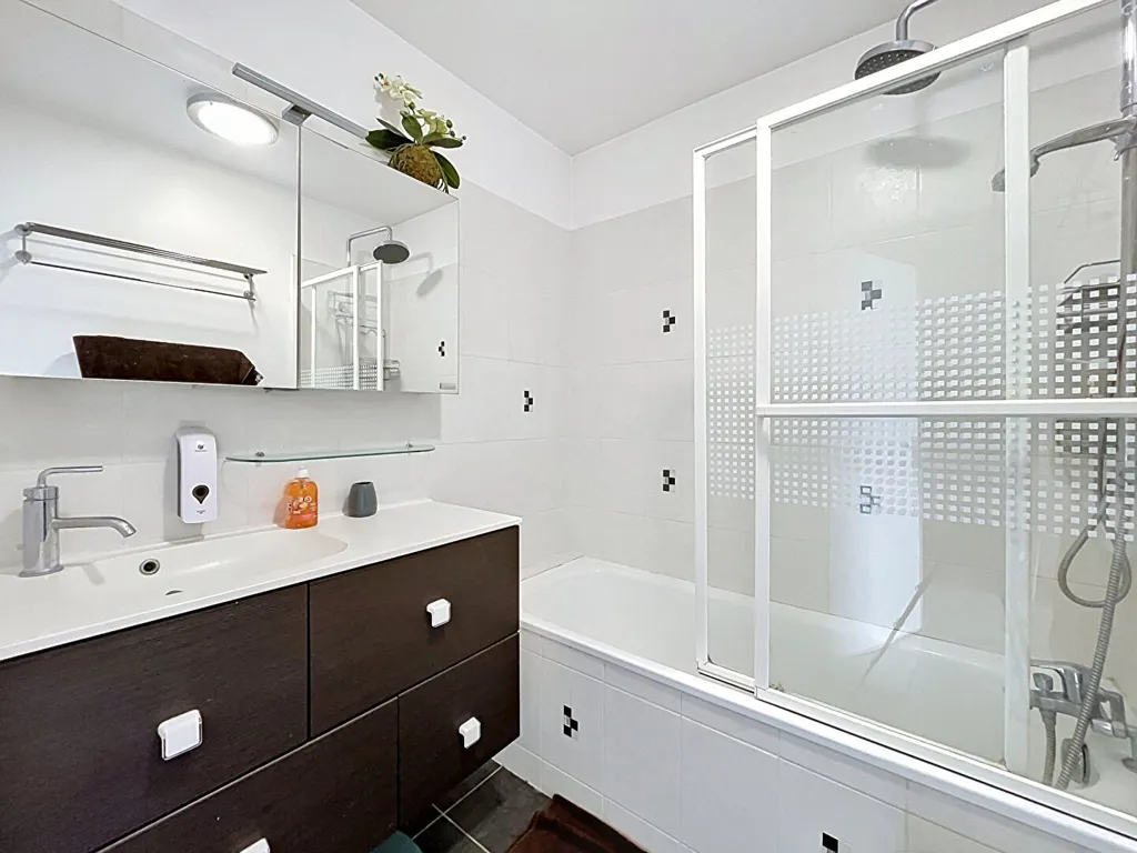 Salles de bain - Appartement 4 Pièces avec Terrasse à Châtillon