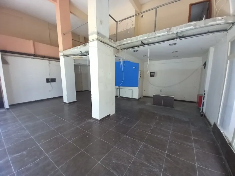 Pièces - Three-Storey Shop with City View in Serres Centre