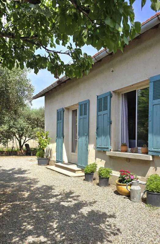 2-toaline maja asukohas Morieres-Les-Avignon