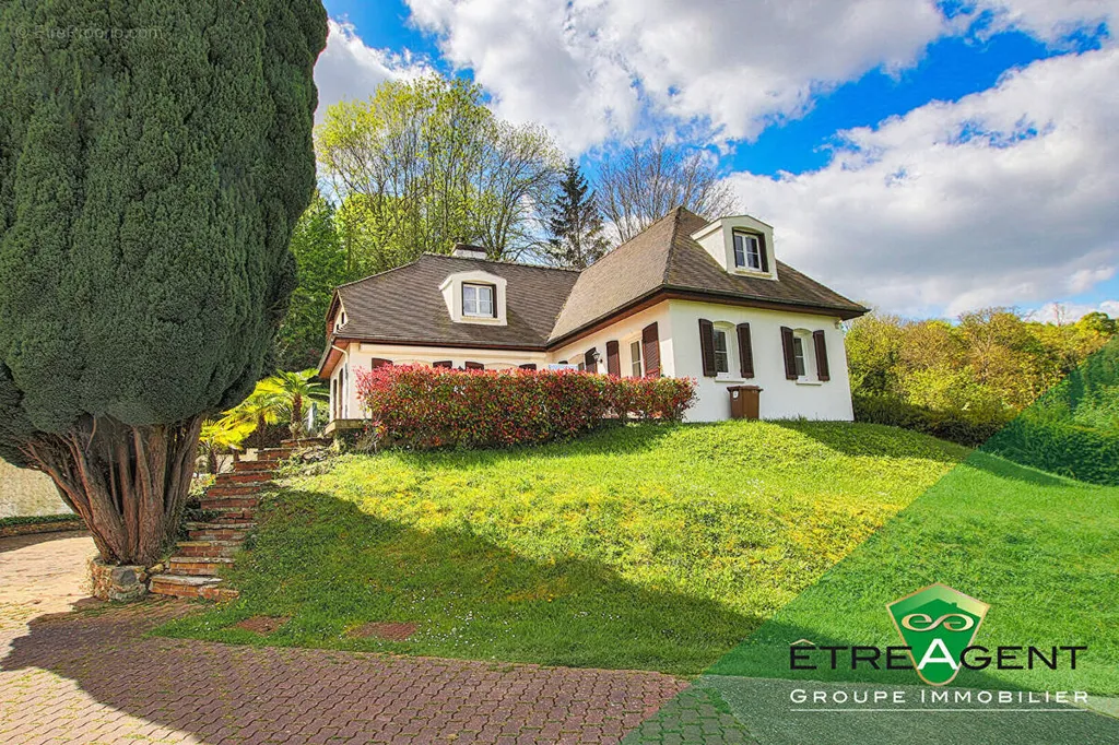 Extérieur - Maison avec Vue sur la Vallée et Piscine à Maule