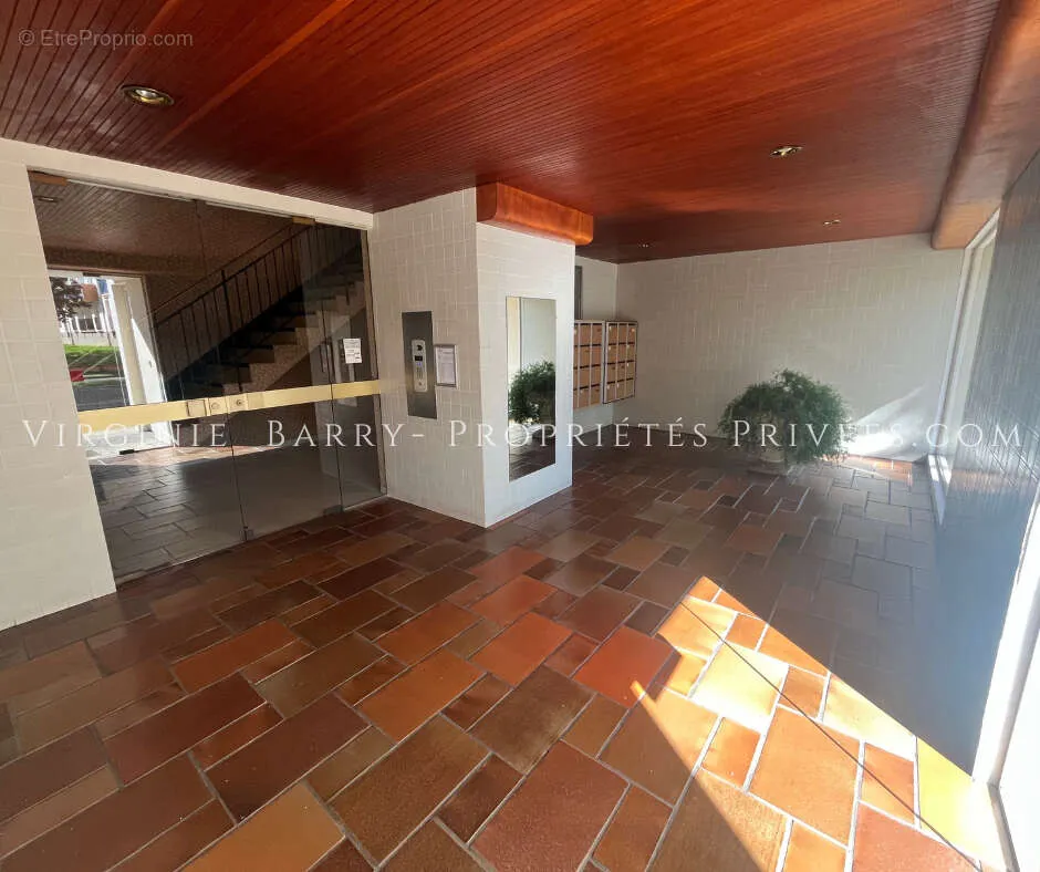 Entrée - Appartement T3 avec Balcons et Garage à Rochefort