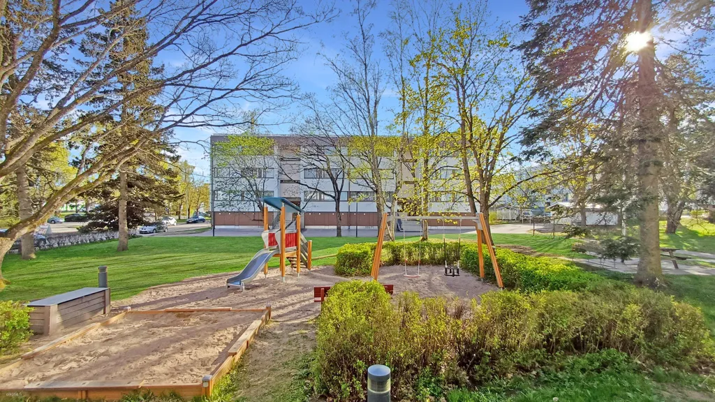 Aed - Triangular Apartment with Garden View in Oulunkylä