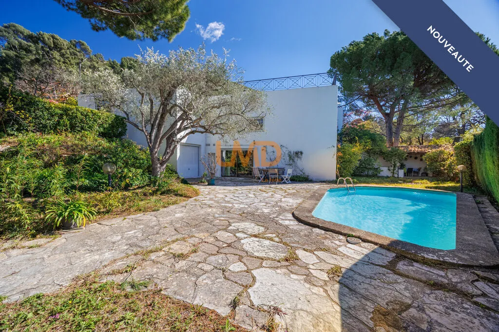 Piscine - Villa d'Architecte avec Toit Terrasse à Marseille