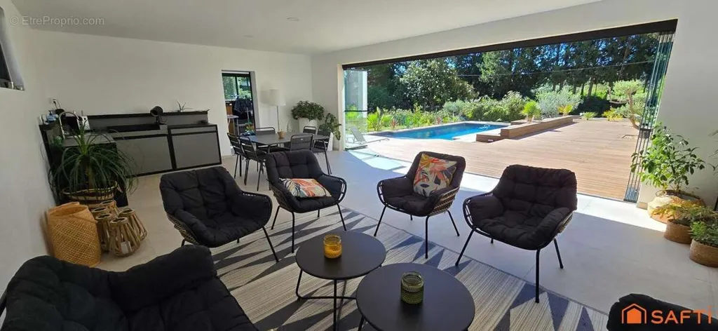 Villa Contemporaine avec Piscine à Pujaut