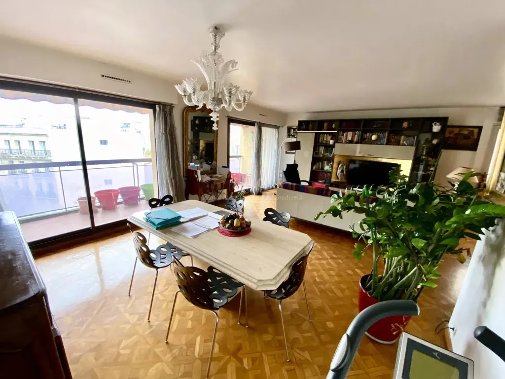 Dining Room - Luxury Apartment with City View in Marseille