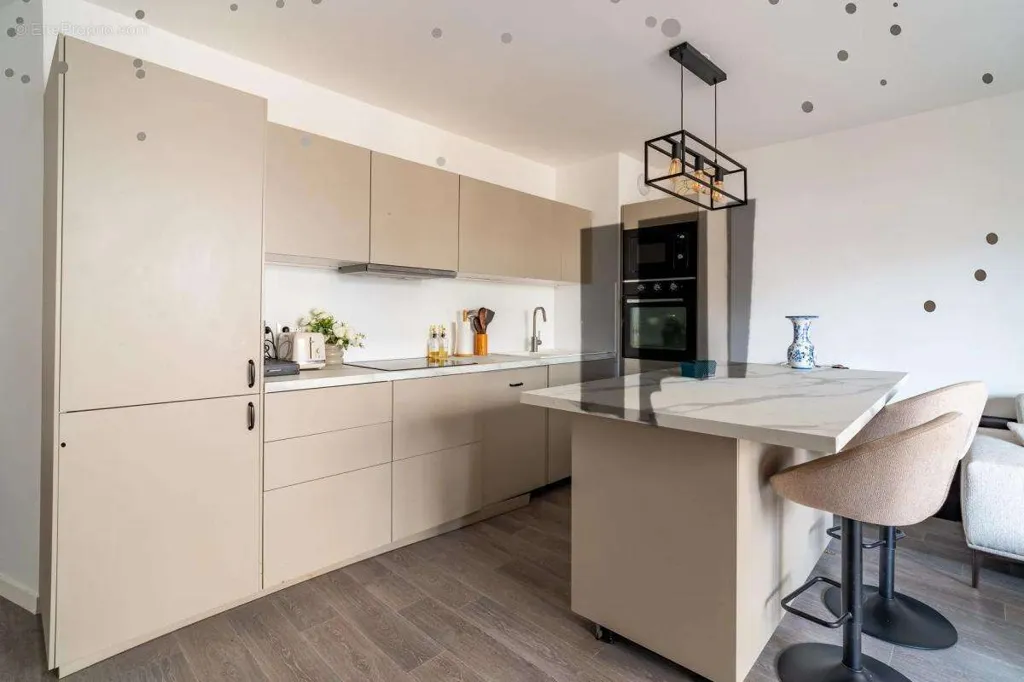 Köök - 4-Bedroom Apartment with Balcony in Pierrefitte Centre