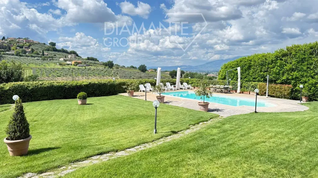 Aed - Rustic Farmhouse with Vineyard in Montefalco