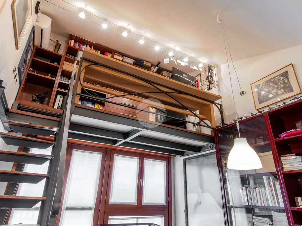 Bureau - Modern 2-Bedroom Flat with Balcony in Milan