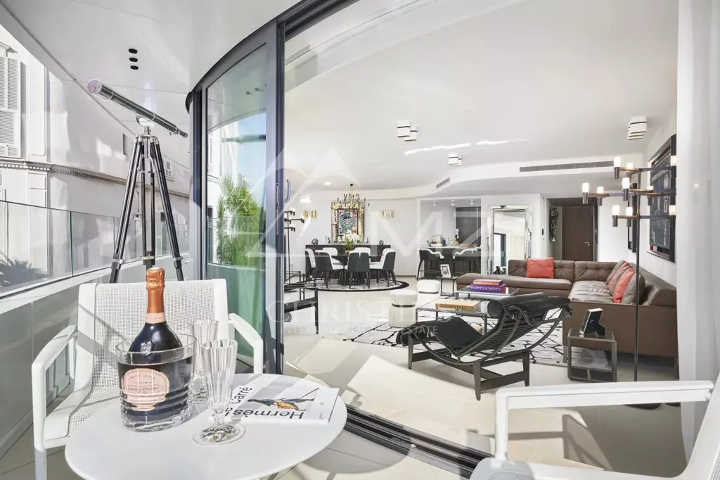 Terrace - 3-Bedroom Apartment with Concierge on Croisette, Cannes