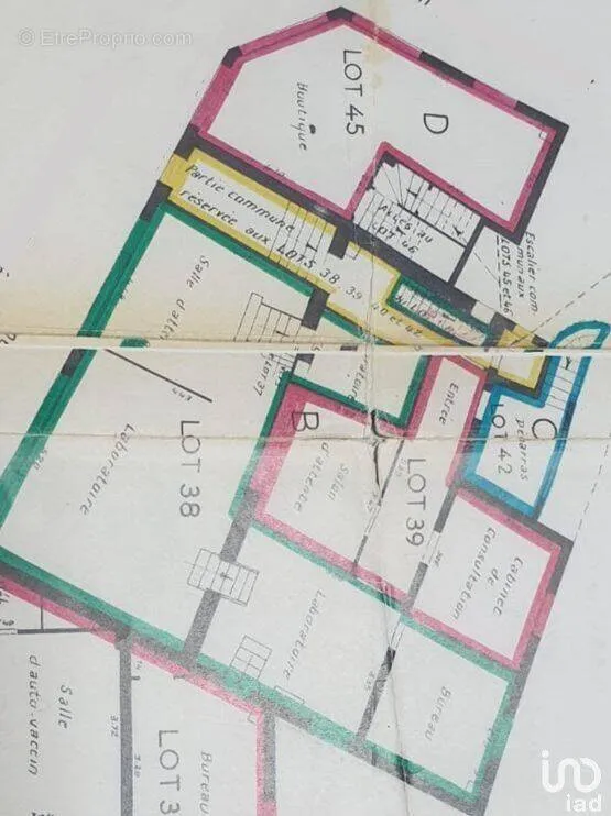 Floor Plan - Commercial Space with Multiple Entrances in Drancy