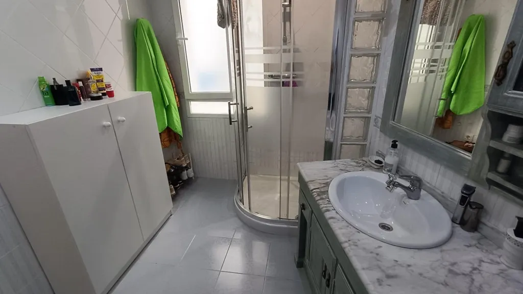 Bathrooms - Reformated Flat with High Ceilings in Zamora