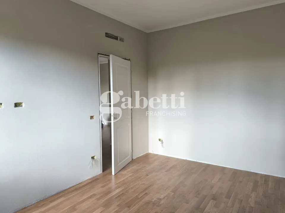 Toad - Fully Rented Trilocale with Balcony in Florence