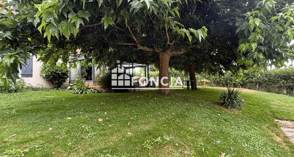 Garden - Family House with Pool in Green Setting