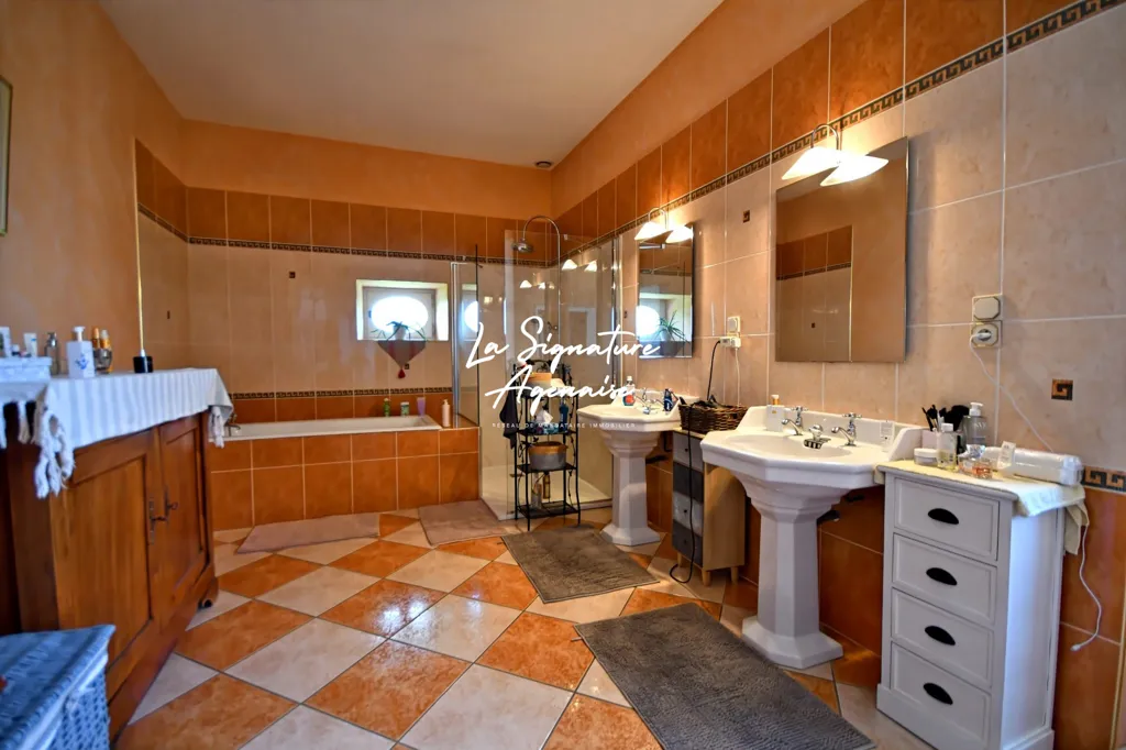 Salles de bain - Maison en Pierre avec Piscine à Montesquieu