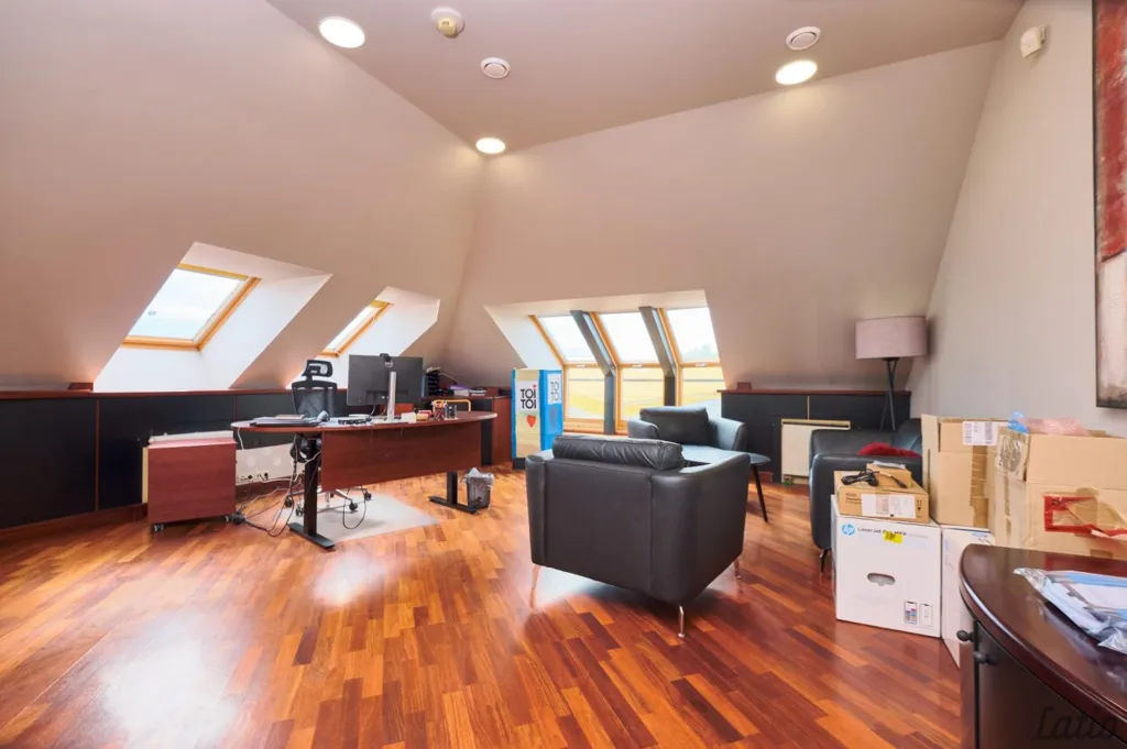 Kabinet - Commercial Space with Extensive Asfaltēta Area in Riga