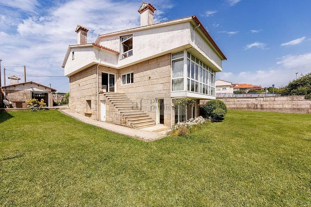 Exterior - Chalet with Terrace and Sea View in Nigrán