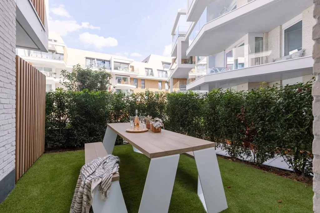 Garden - South-Facing Apartment with Pool in Sailors' Park