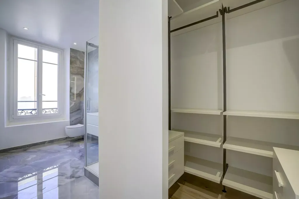Rooms - Renovated 5-Piece Apartment with View in Nice