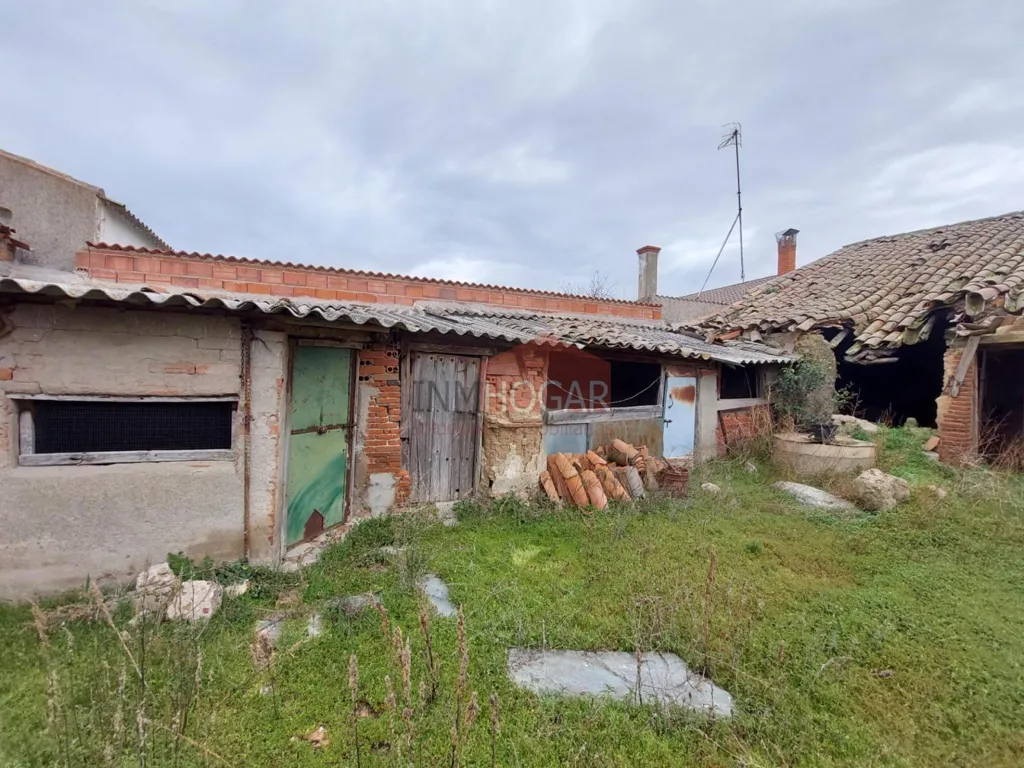 Esterno - Large Plot House for Renovation in Muñosancho