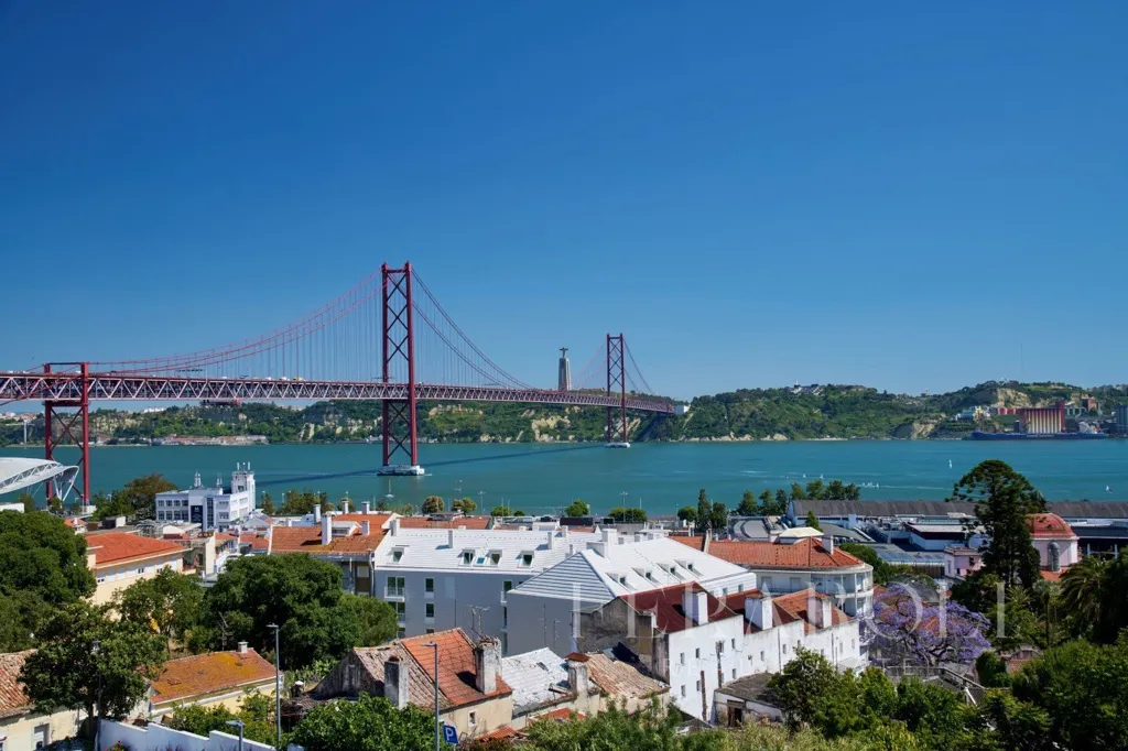 Luxury Townhouse with River View in Alcantara