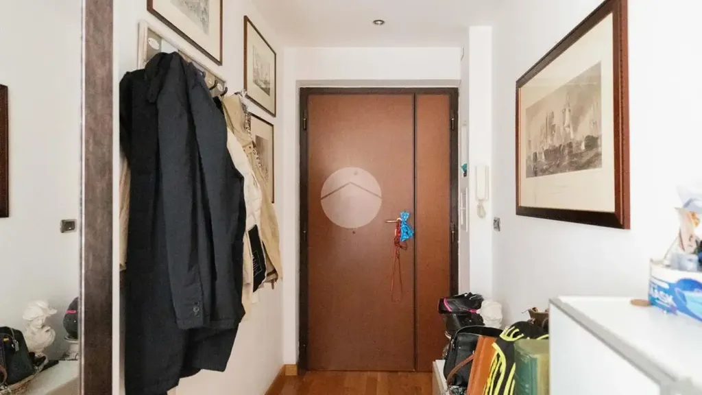 Entrée - Triplex with Balcony in Central Rome