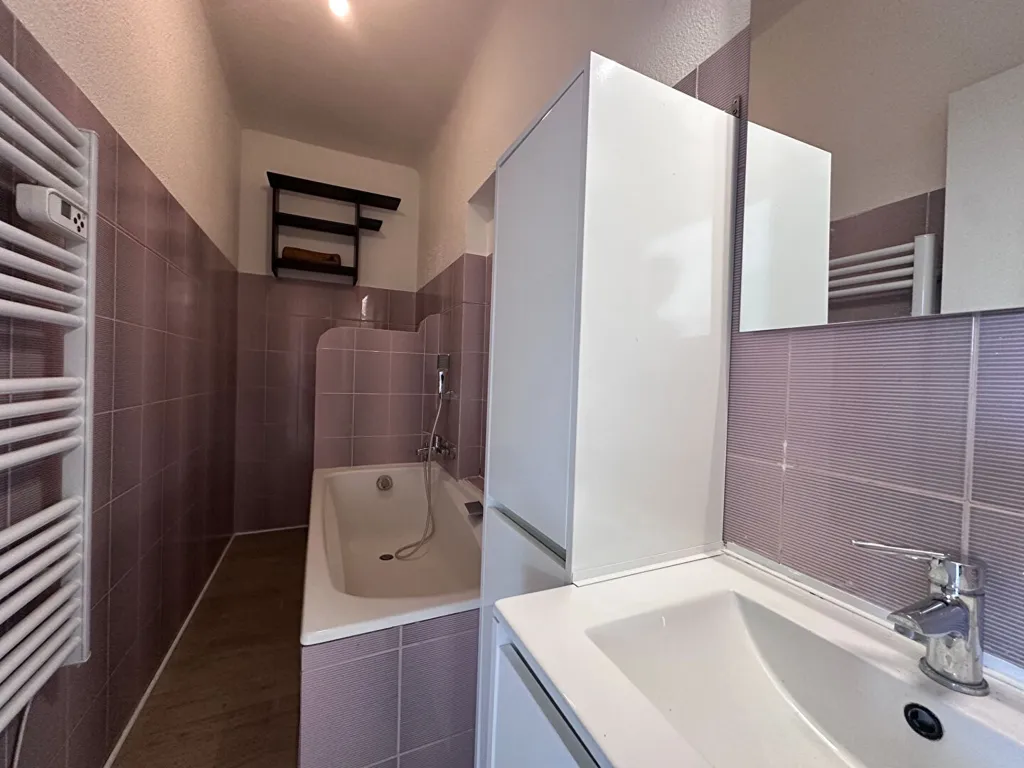Bathrooms - Apartment with Private Garden near Saint-Raphaël