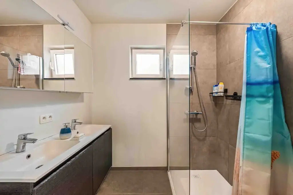 Salles de bain - Appartement Récemment Construit avec Garage à Wevelgem