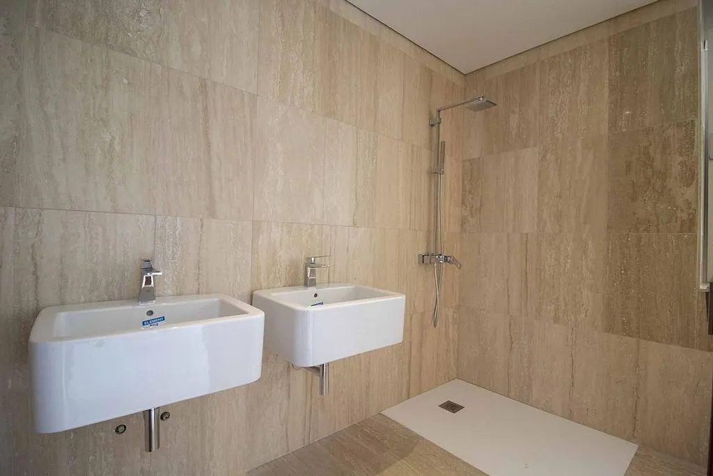 Salles de bain - Contemporary Townhouse with Pool in Ifara