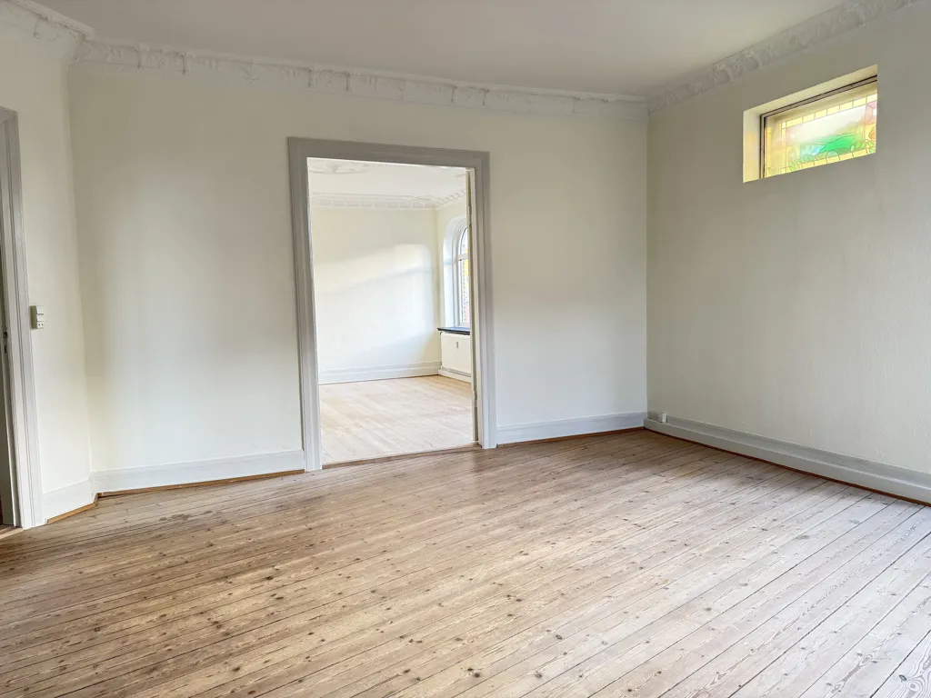 Toad - 5-Room Apartment with Stucco and Balconies in Central Location