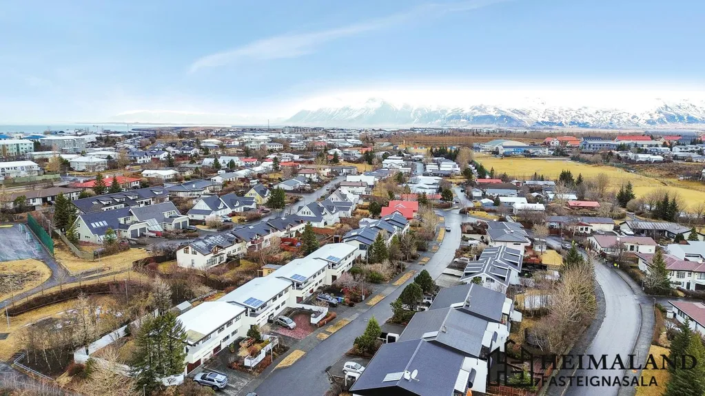 Vista aerea - Two-Storey End House with Garden in Reykjavik