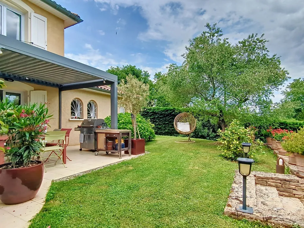 Garden - Villa with Pool in Vienne Heights