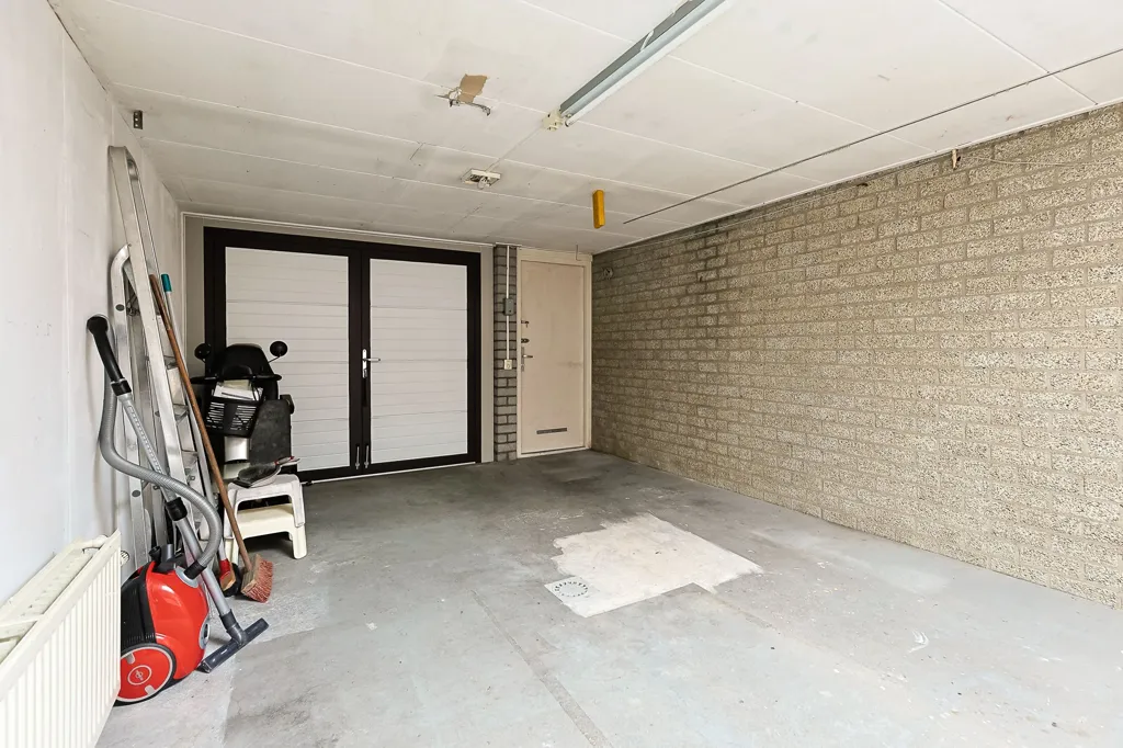 Garaaž - Playfully Designed Corner Home with Patio in Leiderdorp