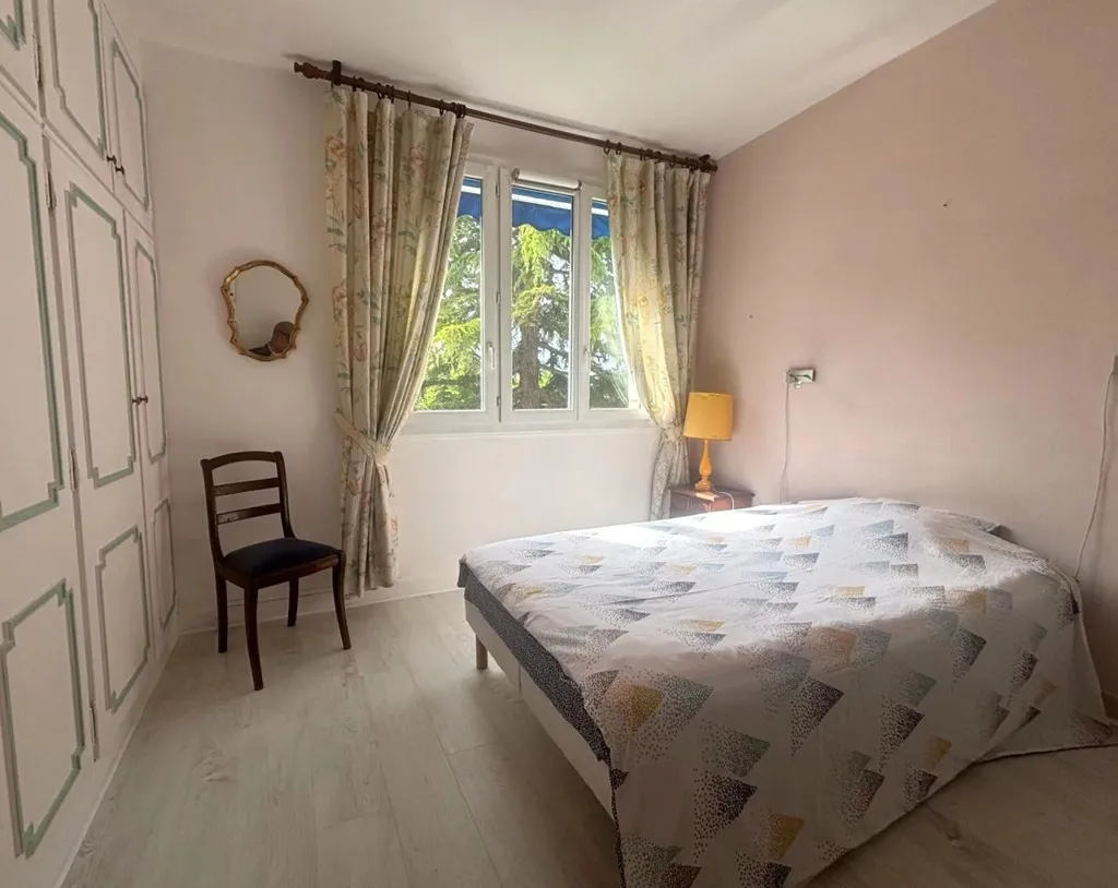 Magamistoad - Traversing Flat with Balcony in Prestigious Residence